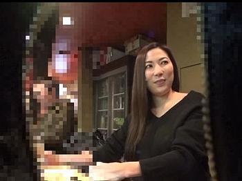 相席居酒屋で　熟女をナンパ　酔っ払った奥様をお持ち帰り