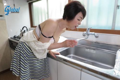 夫と離婚したスレンダー美熟女母　五十路母と子 近親相姦 藍川京子　56歳の熟れた美熟女母　