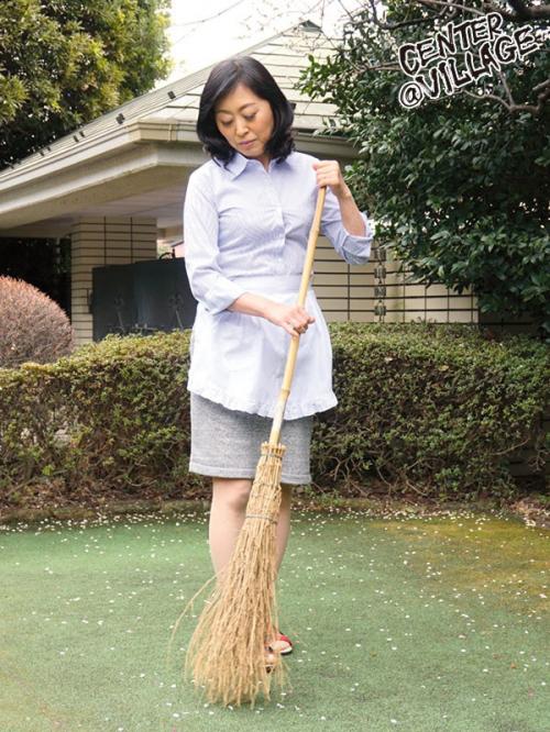 六十路の美熟女母★息子のチ○ポ挿入で溢れ出す愛液 還暦失神母 大内友花里60歳
