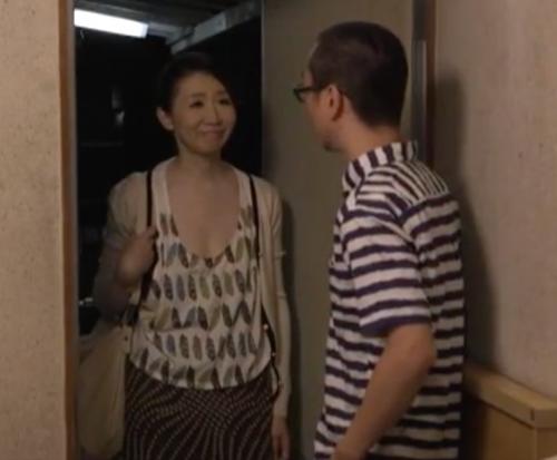 五十路母の胸元から覗く黒乳首 息子が母に迫る瞬間！！五十路の熟女母