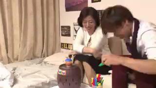 年の差20歳♡五十路の美熟女をナンパ♡口説かれた人妻お持ち帰りされ中出し