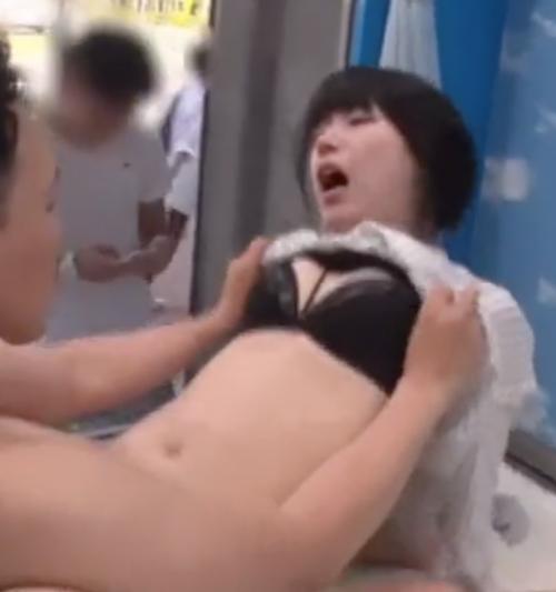 【マジックミラー号】　　旦那様が近くにいるのにAV男優の肉棒で感じる美人妻　パンパン寝取られエロ動画セックス