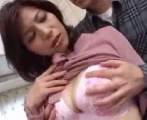 松浦ユキ　禁断の肉体関係　熟女母と息子　キッチンでデカパイ母さんの乳を揉む