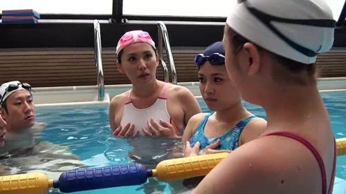 母と息子！スイミングレッスン！エッチな熟女母