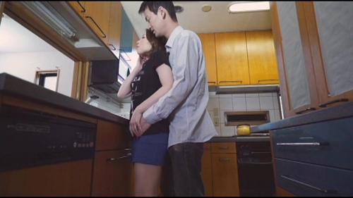 寝取られ奥様！！！週末の食事会！！熟女人妻とこっそり生ハメ　中出し