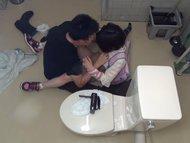 小○生！？「開けちゃだめーーー！！」トイレ中のJSに凸して中出しレイプｗ
