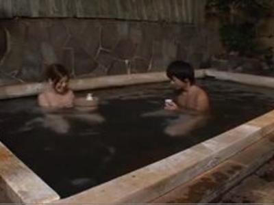 『SEXしちゃう？♡』混浴温泉で一緒になった若者と不倫SEXする人妻！ムラムラ決定