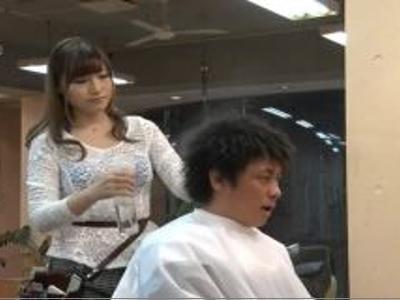 〖美乳-美容師〗『痒いところありますか？♡』自慢のボインを男性客にチラ見させて誘惑するエッチな美容師！驚愕の神ビデオ