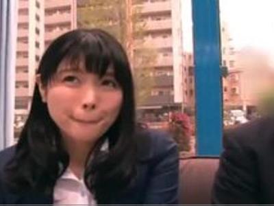 〖マジックミラー-素人ナンパ〗『ちょっと、恥ずかしいんだけど…』職場の仲間と向かい合っての性器いじり！男性におすすめの18禁映像