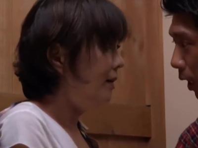 〖主婦-企画〗『みんな起きちゃうよ…』人妻が若者とのキャンプでテントの中で不倫SEX！フォルムがいい感じの女の子