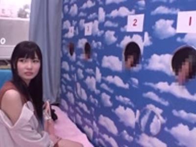 〖外見える!?-カップル〗『わかんないよ～』並んだ男性器から愛しのカレを選べなかった結果…！妄想注意な18禁動画