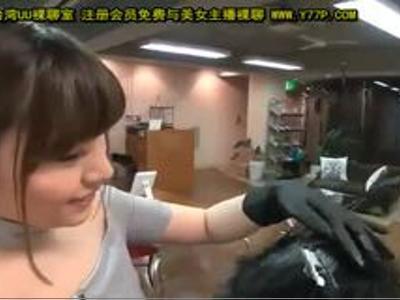 〖おっぱい-エロ動画〗『痒いところありますか？♡』自慢のボインを男性客にチラ見させて誘惑するエッチな美容師！絶対勃起のいい女