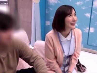 〖外見える!?-チェリー〗制服姿の美女にDT男子のセンズリを手伝ってもらった！抜けすぎ注意なエロ動画