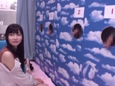 〖見えてないよね??-女子大生〗『わかんないよ～』並んだ男性器から愛しの恋人を選べなかった結果…！発射どころ豊富なスケベ動画