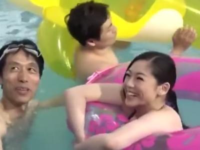 『見られちゃうよ…』プールに遊びに来ていた親子が賞金欲しさに水の中で近親相姦SEX！今すぐ見るべきエロ映像