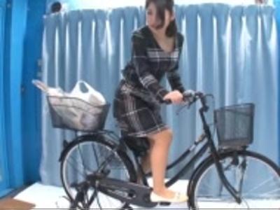 〖外見える!?-若妻〗『またイッちゃう…』アクメ自転車で濡れ濡れになった人妻のま〇こにデカチン挿入！最高なビデオ