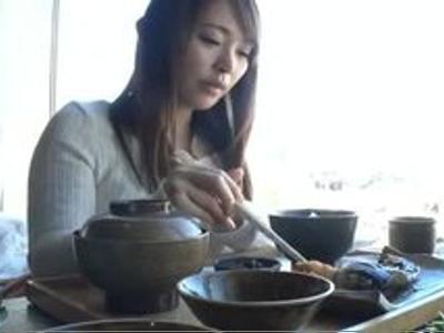 『そのまま出しちゃって♡』関西弁のかわいい人妻を口説いて即ハメ生出し不倫！胸がエロすぎ