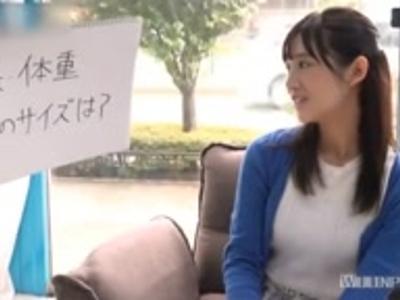 〖外見える!?-女子大生〗【エロエロカー】心の準備もできていない素人娘の下着の横からズブッ！魅力的な女の子のスケベ動画