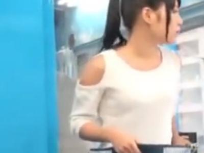 〖外から見えてる??-イキ我慢〗『ダメッ！イッちゃうッッ！』必死に声我慢するもいやらしい声絶頂！大量エロ汁噴射して限界到達！魅力的な女の子の18禁動画
