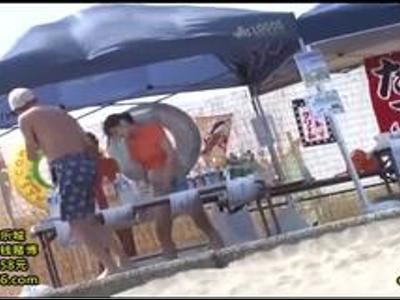 『嫌っ…ダメ～』海の家で働くスイムウェア娘を仕事中に強引にプレイ！エチエチ女の子必見