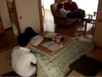〖学生服-女子校生〗『ムラムラしてきちゃったじゃん♡』高校生の妹のマ〇コこたつの中で悪戯！ギンギン確実