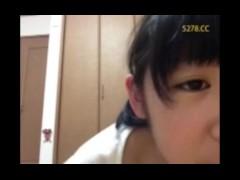 [大流出]胸チラ乳首に勃起して舐めまくり♥すべすべおっぱいで素人な超カワ美少女がオナニーで感じちゃう♥