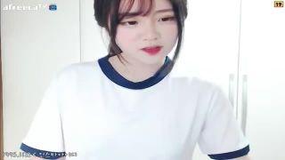 【生配信】色白&色気ムンムン美女がオナニーで感じちゃう♥