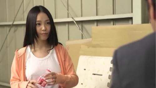 冴えない中年男性が朝のゴミ出しに来る隣人のノーブラ人妻に朝から大興奮！会社をずる休みして家へ押しかけレイプ！
