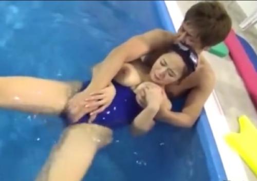 僕もう我慢出来ません！二人きりの貸切プールで競泳水着の巨乳人妻コーチに発情！！