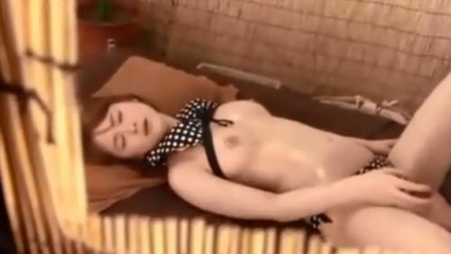 彼氏がすぐそばにいるのに淫乱彼女がビーチでお掃除フェラ！！