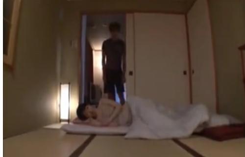 同居を始めた義母の身体に欲情して、不倫SEXしてしまう…。禁断の関係を持ってしまった婿は嫁が寝ている間にも義母を夜這い…