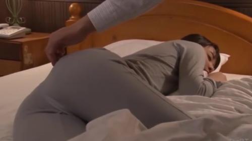 ミスで相部屋になってしまった激カワ同僚の寝姿に欲情して夜這いしちゃったら彼女も結構まんざらでもない様子で…？！