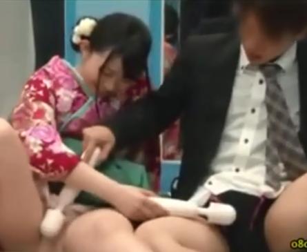 マジックミラー号に来た女子大生カップルがお互いの股間に電マをあてて自慰オナニー！！