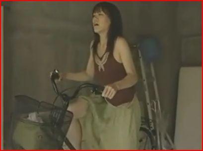 自転車のサドルにリモコンバイブを取り付けて近所を疾走する変態奥さんが隣人にその様子を見られてバレるｗ