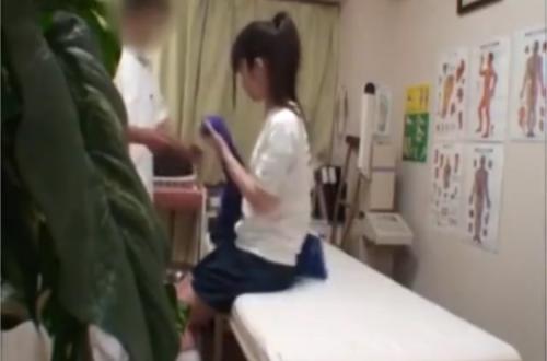 【どスケベ診療所】無垢な黒髪ポニーテールJKを騙してランジェリー姿を脱衣し、ろりおっぱいを露出させる！