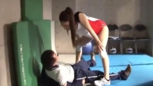 変態コーチが長身美女バレー部員にセクハラしたばかりに連続ビンタされる！地獄のいじめの日々が始まる···。