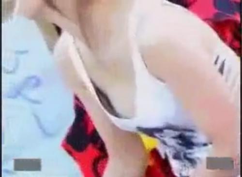 お祭りでノースリーブのママさんのおっぱい盗撮w乳首まで見えちゃいそうww