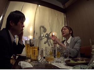 酔いつぶれた人妻同僚の無防備パンチラ！泥酔したところをお持ち帰り！！勃起回避不能