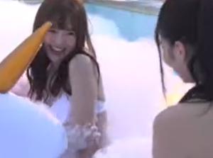 プールで感度アゲアゲイキまくり!!発情！プールで乱交SEX！