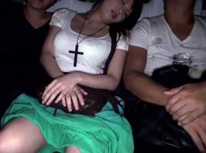 酔って潰れて持ち帰られた女！！レイプしまくるクズ男！
