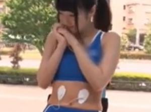 低周波マッサージで腹筋が痙攣するほど感じちゃう！マンコが勃起チンポで悶え狂う！