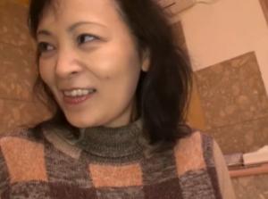 四十路五十路の即ズボ熟女！！夫婦を旅行先でナンパ！