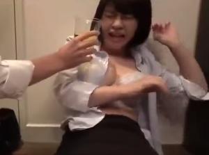 会社の同僚の無防備な生肌に思わずチ○ポが反応！飲ませまくってハメ倒す鬼畜男♪ｗｗｗ