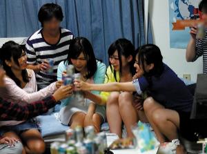 サークル飲み会で乱交しちゃった映像を勝手にAV化！！ノリノリ乱交セックス開始！