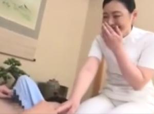 おばちゃんに勃起チ〇ポ見せつけたら…夢中でフェラする淫乱熟女♡