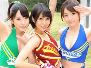 三人がノーブラ＆ミニスカのチアガール衣装に着替えたら…ドスケベガールがチラ見せ着衣セックス！