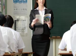 声が出せない絶頂授業で10倍濡れる人妻教師w巨乳おっぱい美魔女人妻おばさん！