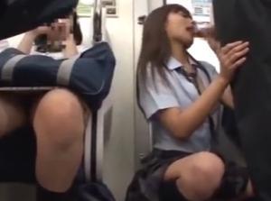 間違えたフリして女子だらけの女性専用車両に！！逆に肉棒をまさぐってきたドスケベ娘
