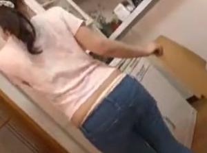 脱がしかけのジーパンで両足の自由を奪いそのまま力で!!半脱ぎデニムで膣内射精されるｗ