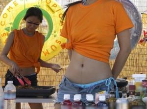 ハメを外した水着ギャルを求め痴漢師が真夏のビーチに！イラマチオからの膣内射精！ガチでエロすぎｗｗｗ